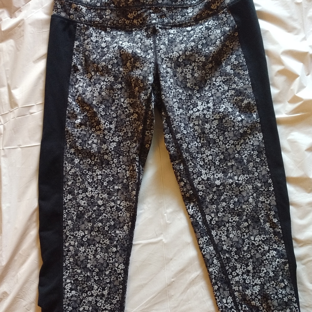 Athleta Black Floral Ditsy Cropped Leggings